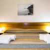 Letto con coperte a righe e asciugamani piegati.
