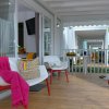 Veranda con sedie, tavolino, palla da basket e decorazioni colorate.