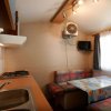 Interno di un bungalow con cucina e tavolo.