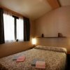 Camera da letto semplice con letto matrimoniale.