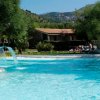 Piscina con fontana circondata da alberi.