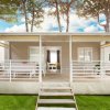 Bungalow in legno con veranda, due aree relax, scale e prato verde.